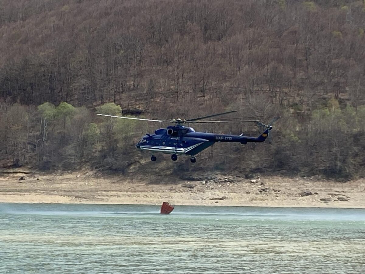 (Видео) Полицискиот хеликоптер исфрли над 15 тони вода, локализиран пожарот во атарот на село Жировница