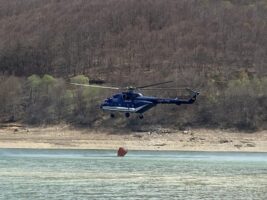 (Видео) Полицискиот хеликоптер исфрли над 15 тони вода, локализиран пожарот во атарот на село Жировница