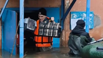 (Видео) „Путин помогни ни“: граѓаните на Орск ја опколија административната зграда барајќи отштета од поплавите