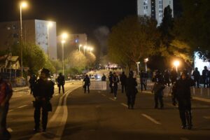 (Видео) „Торцида“ хаосот од стадионот го пренесе на сплитските улици – Тројца полицајци во болница, уапсени 52 лица