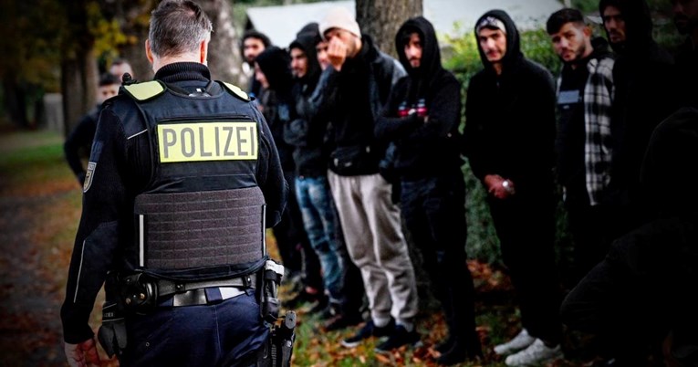 Во Германија уапсени 10 лица: за пари набавувале дозволи за престој на странци