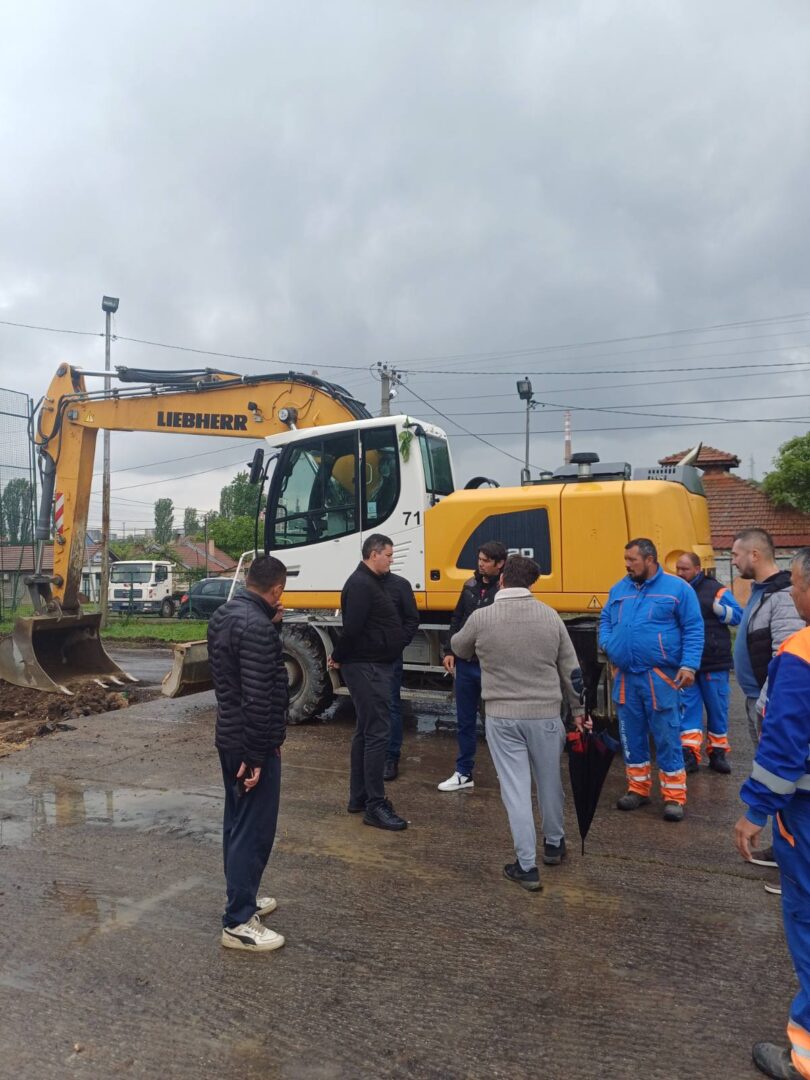 Градоначалникот Георгиевски на увид во реконструкцијата на игралиштето за мал фудбал во Текија, општина Илинден