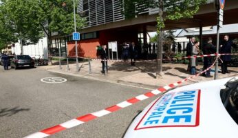Две девојчиња повредени со нож во близина на училиште во Франција, напаѓачот е приведен