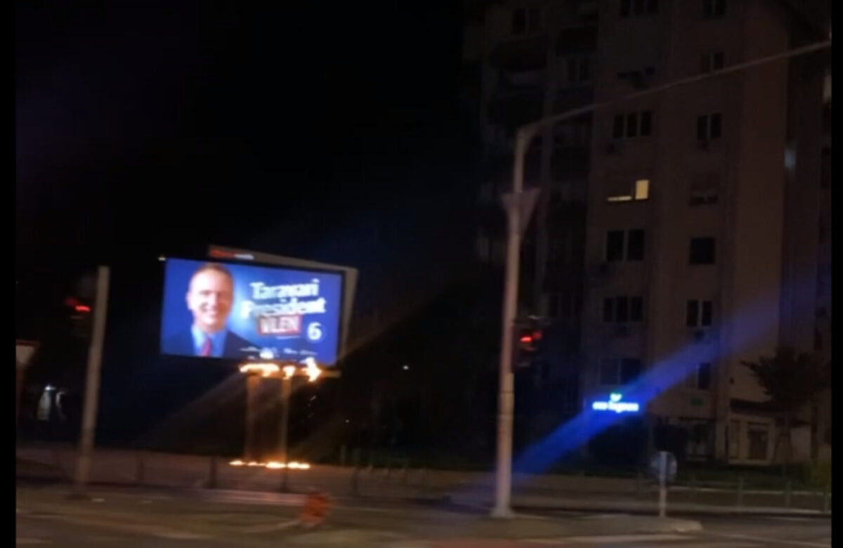 Запален билборд на претседателскиот кандидат Таравари ноќеска во Скопје