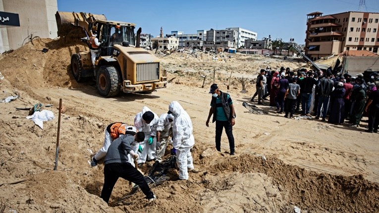Израел: Нашата армија не ги закопа Палестинците во масовна гробница во Газа