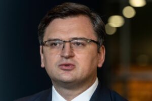 Кулеба: Неприфатливо е Украинците надвор од државата да седат во ресторани, додека други умираат