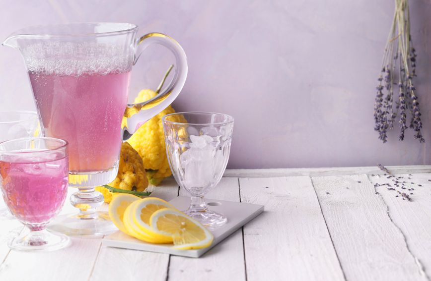 Лимонада со лаванда: Летно освежување кое ја смирува главоболката