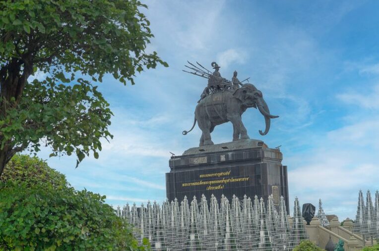 Манекенка се сликала пред споменик, сега ѝ се закануваат 5 години затвор поради здолниште и деколте