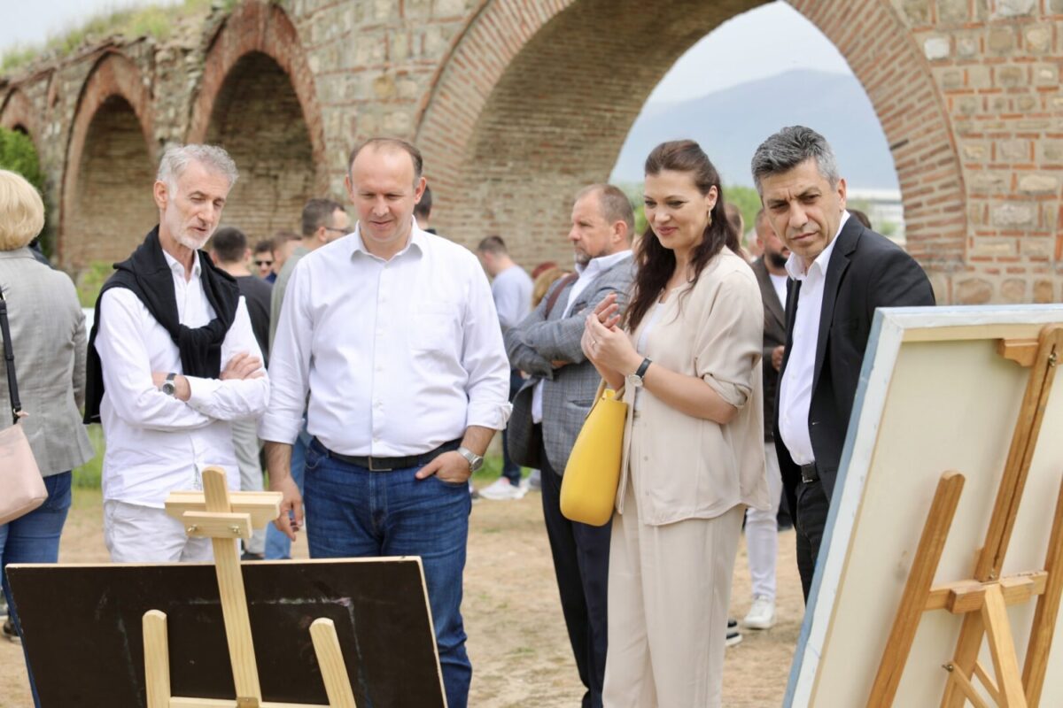 Меџити на средба со уметниците кај скопскиот акведукт