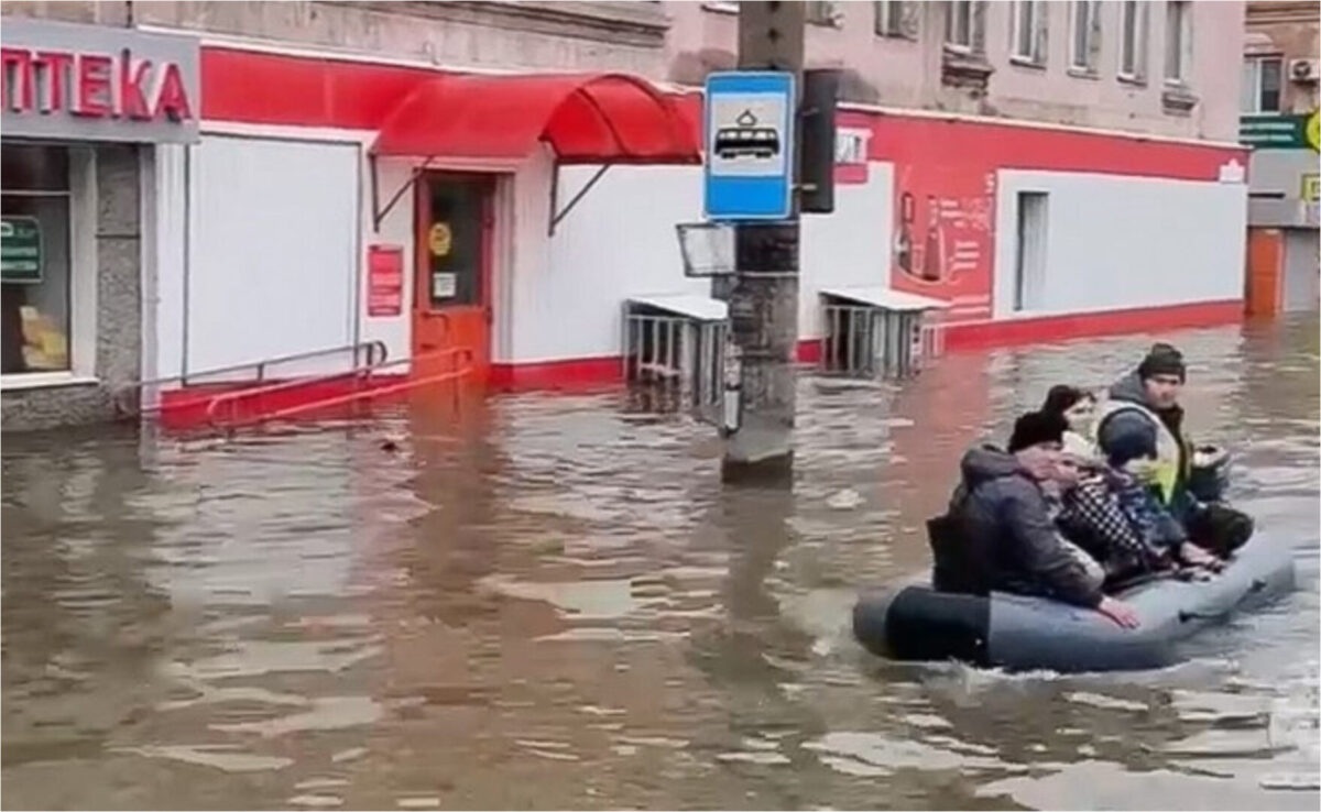 Огромни поплави по течението на Урал, илјадници евакуирани