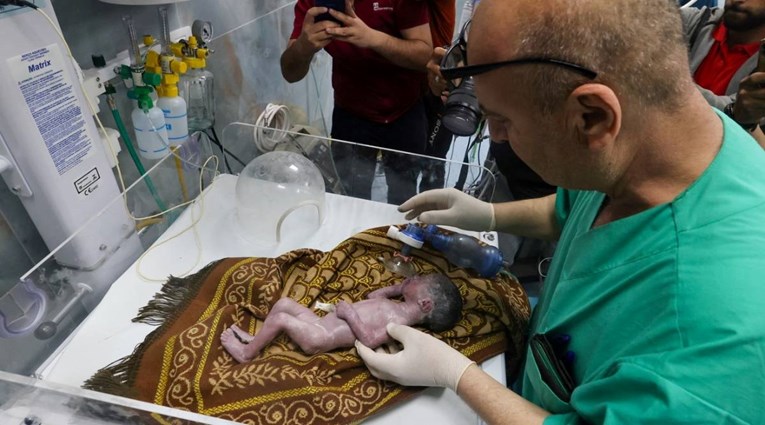 Почина бебето кое беше извадено од утробата на мртвата мајка во Газа