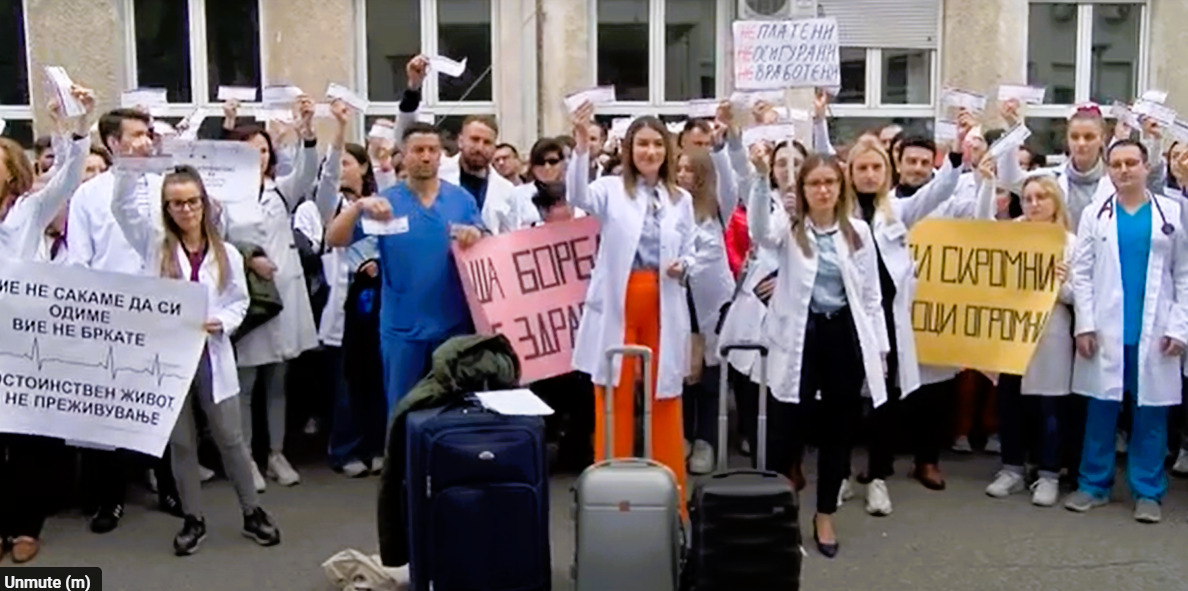 Приватните спцецијализнати протестираа со куфери: „ Над 70 отсто од студентите по медицина активно учат германски“