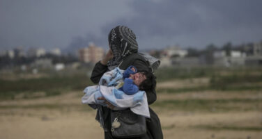 Седум хуманитарци убиени во израелски напад во Газа