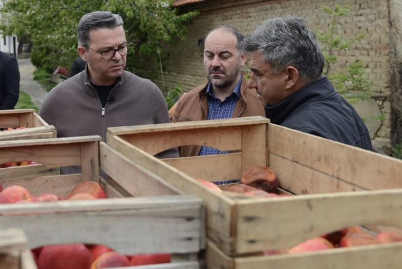Трипуновски: Јаболкото во Ресен ќе остане неоткупено поради големиот увоз на странско јаболко во Македонија