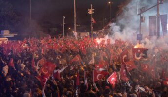 Турски опозиционер ја прослави победата на изборите, а потоа загина при уривање на балкон