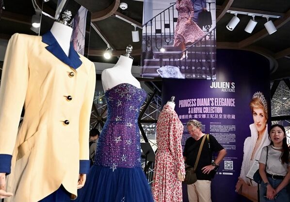 Фустаните на принцезата Дијана изложени во Хонг Конг пред аукцијата