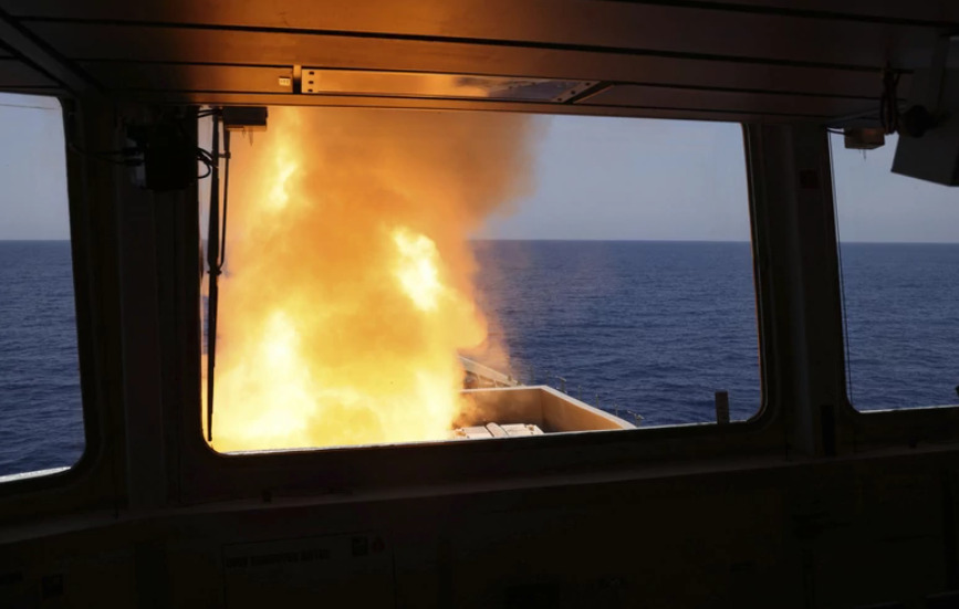 Хутите истрелаа три проектили на два брода во Црвеното Море: оштетен британски танкер