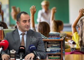 Шаќири подготвен да го повлече дописот за одработување на изборите во школите ако се најде друго решение
