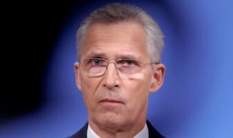 Шефот на НАТО: Кина сака добри односи со Западот и и помага на Русија, не може да ги има и двете