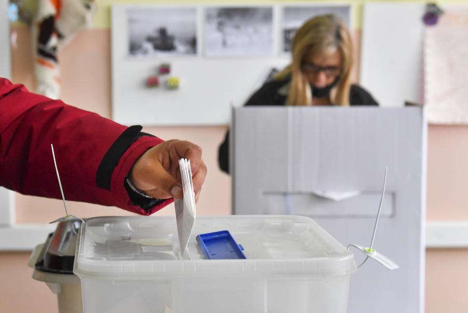 Штипјанец и скопјанец фатени како ги фотографираат гласачките ливчиња, а жител на Бучим му го покажал ливчето на набљудувач