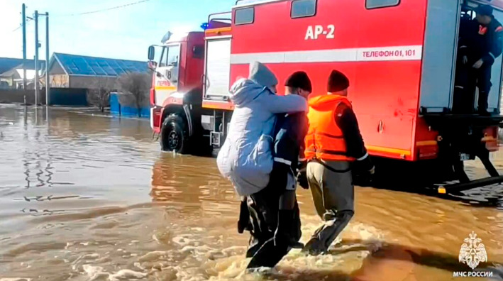 „Може да бидат поплавени уште 6.000 куќи!“: драматично во Русија, воведена вонредна состојба