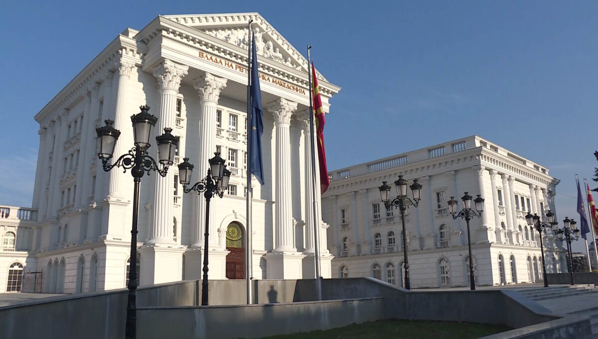 ЈП Паркови и зеленило: Немаме склучено договор со Владата за одржување на дворот на објектот