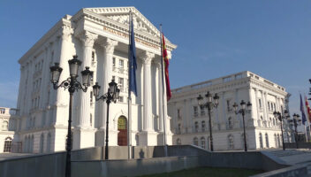 ЈП Паркови и зеленило: Немаме склучено договор со Владата за одржување на дворот на објектот