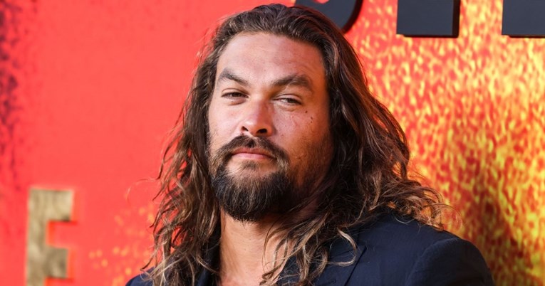 Џејсон Момоа има нова девојка, тој е во врска со 12 години помлада актерка