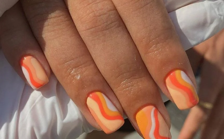 Аперол нокти во тренд: сочни и егзотични бои кои ќе го разубават ова лето