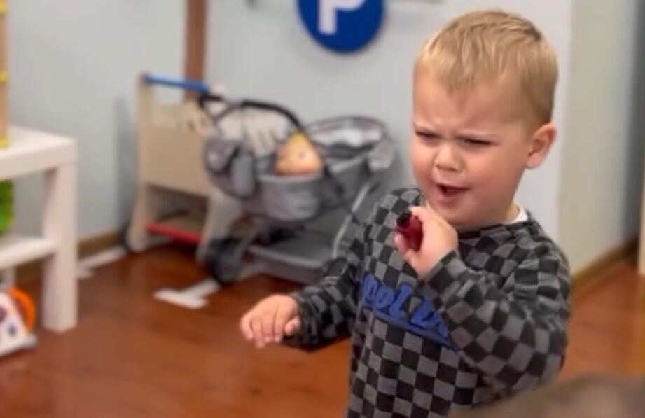 (Видео) Двегодишно дете до совршенство го имитира настапот на евровизискиот претставник на Хрватска