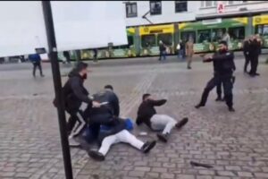 (Видео) Маж нападна политичар и полицаец со нож во Германија