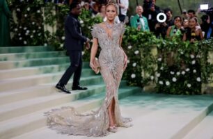 (Видео) Модно издание кое го „одзема здивот“: Џенифер Лопез на Мет Гала во фустан со 2,5 милиони перли