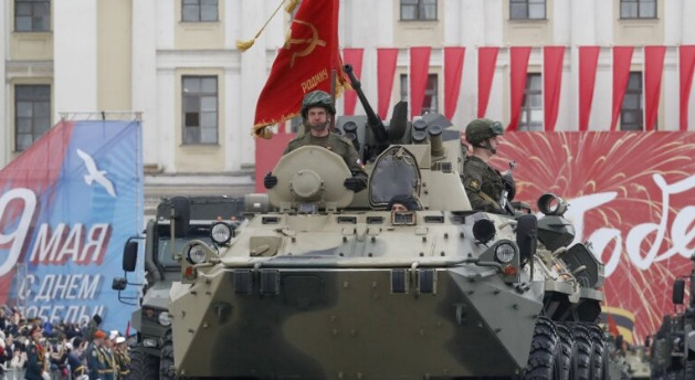 (Видео) Ние сме во состојба на борбена готовност, Западот ризикува глобален конфликт: Путин  од Црвениот плоштад по повод Денот на победата