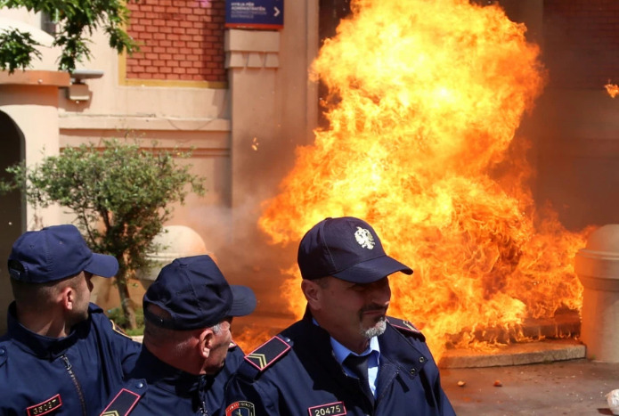 (Видео) Протести во Тирана: експлозии пред влезот на собранието; молотови коктели врз полицајци