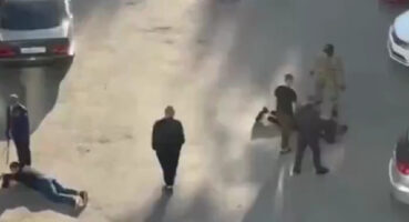 (Видео) Руски ветерани од Украина се степаа на улица, во тепачката учествувале и припадници на Вагнер, пренесуваат локалните медиуми