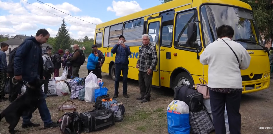 (Видео) Стотици цивили се евакуирани од пограничните области на Харков