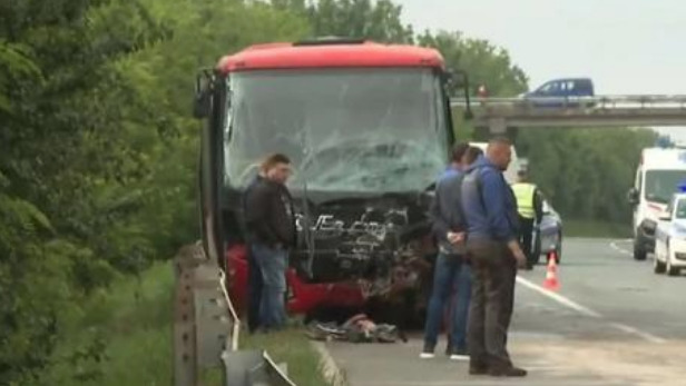 (Видео) Тешка сообраќајна несреќа кај Младеновац: автобус удри во автомобил, има загинати, над 20 лица се повредени