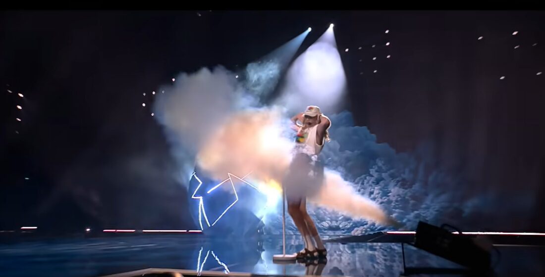 (Видео) Финецот излезе од јајце со гол задник на Евровизија