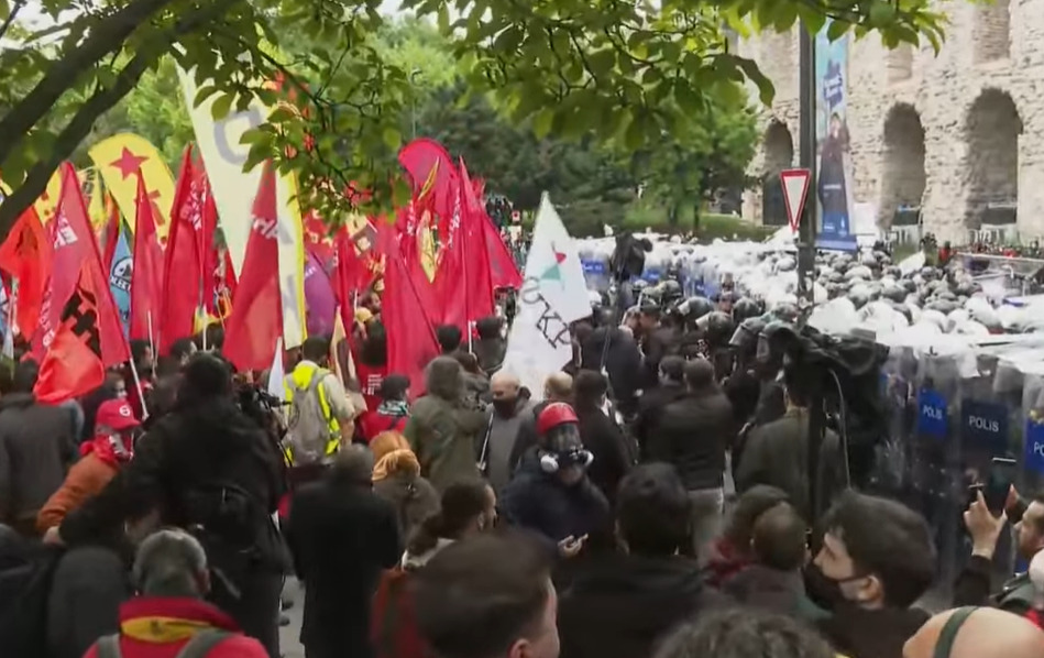 (Видео) Хаос на првомајскиот протест во Истанбул: Летаa камења, уапсени 210 лица