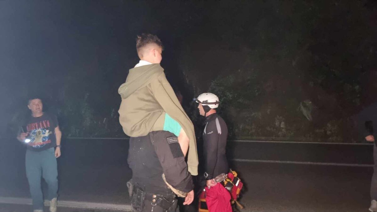 Детали за ноќната спасувачка мисија: Го лепеле чамецот и им фрлале вода на заглавените пред да ги извлечат живи (ФОТО+ВИДЕО)