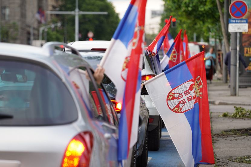 Колони возила со српско знаме во Белград и Косовска Митровица за поддршка на Вучиќ