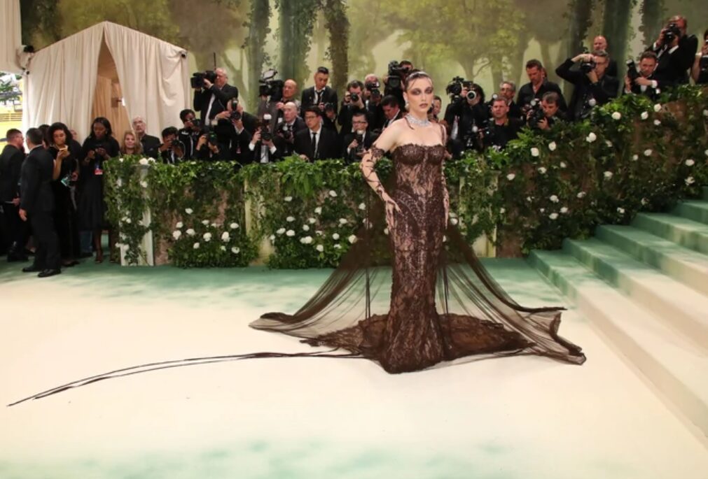 Модни киксови на Мет Галата - од мрежа за комарци на главата до фустан балон