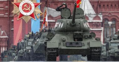 На парадата на Путин имаше само еден тенк, луѓето се потсмеваат: „Па, барем вози“
