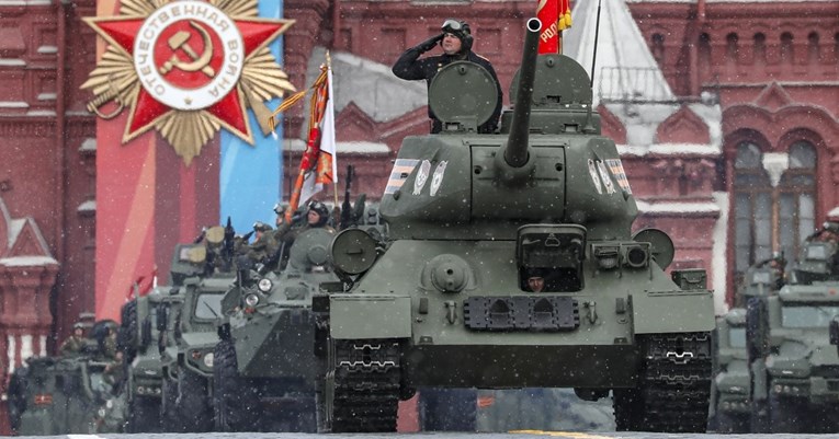 На парадата на Путин имаше само еден тенк, луѓето се потсмеваат: „Па, барем вози“