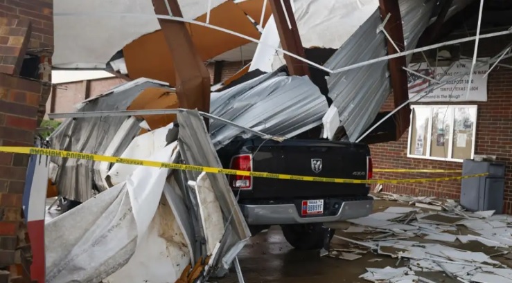 Најмалку две лица загинаа, а голем број се повредени во торнадото во Тексас и Оклахома
