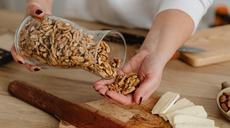 Невролог тврди дека некои јаткасти плодови помагаат во спречување на Алцхајмерова болест