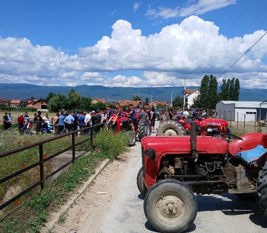 Ниските цени на доматите ги натераа на протест земјоделците од струмичко Просениково