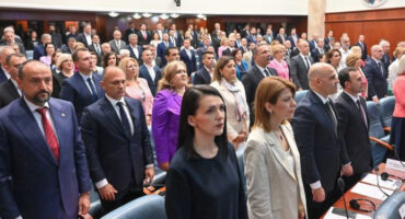 Пратениците треба да знаат дека се избрани  за во Собрание да аргументираат, а не да се сликаат и да молчат: Богоев ги искара неговите сопартијци по вчерашниот молк