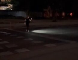 Скопскиот булевар „Кочо Рацин“ во мрак, луѓето со блиц од мобилен минуваат на пешачки (ВИДЕО)
