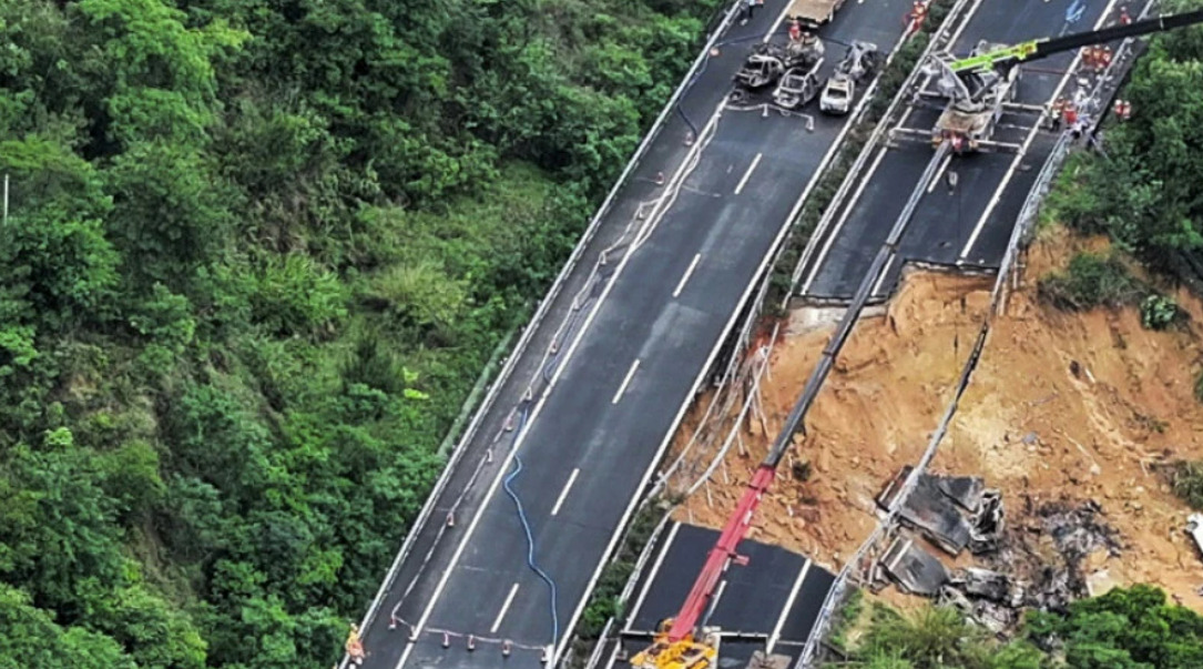 Уривање на дел од автопат во Кина: Најмалку 24 лица загинаа, 30 се повредени